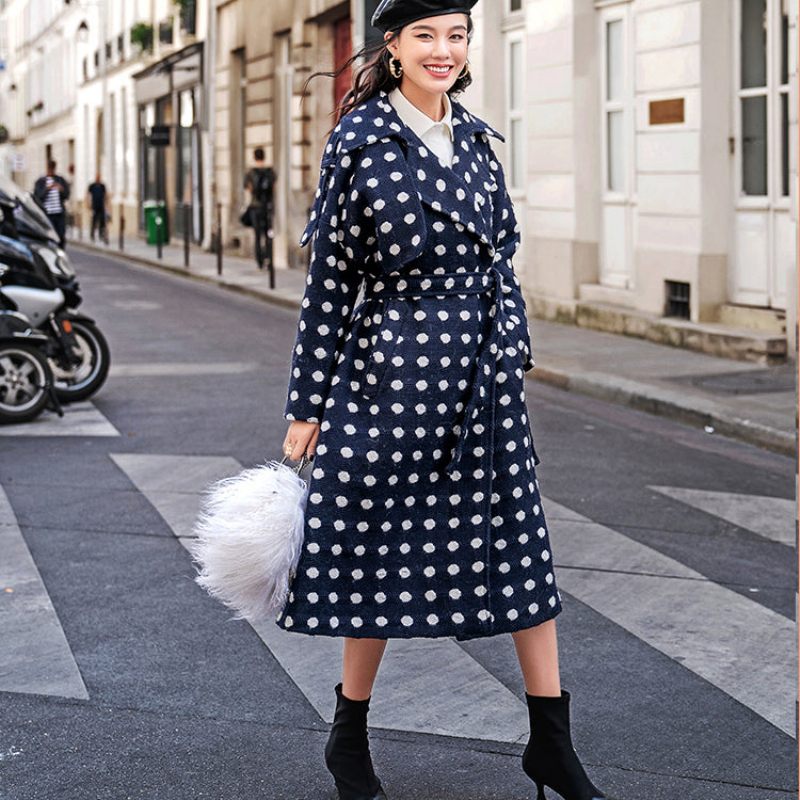 Fin Marineblå Prikket Frakke Oversize Trenchcoat Med Hak I Uldjakker Med Bindebånd I Taljen - Dame trenchcoats